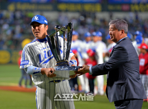 [SS포토]우승트로피 안은 최형우 '이렇게 무겁다니'