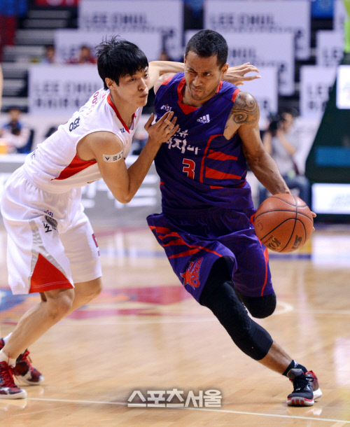 [SS포토] 오리온스 전태풍, 품에 안으면 어떻게 해?