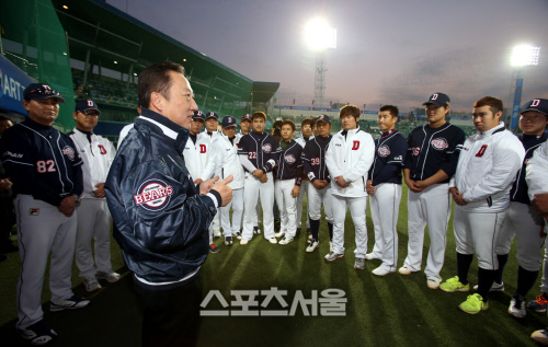 [SS포토]두산선수들 격려하는 박용만 두산 회장