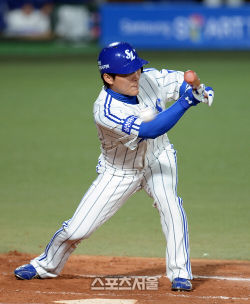 [SS포토] 쓰리번트 아웃 당하는 배영섭