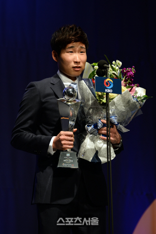 [SS포토]최우수 신인선수 이재학, '할머니께 영광을'