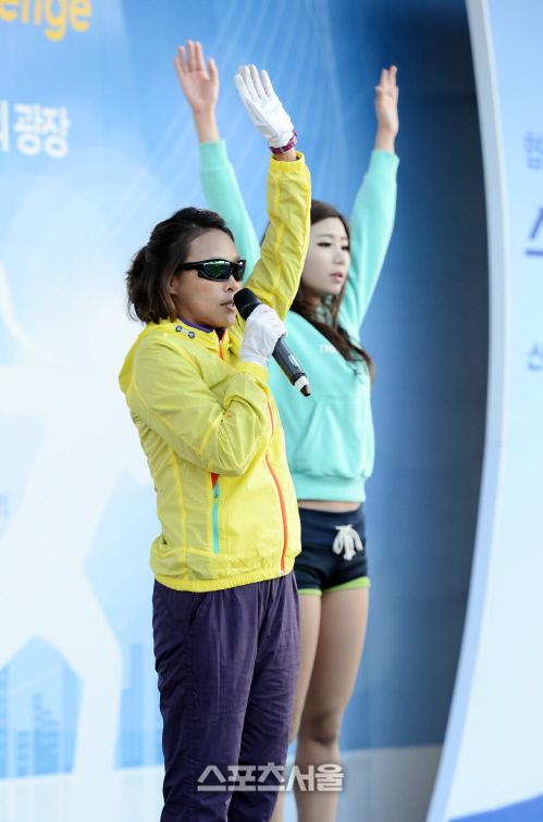 [SS포토]여자마라톤 기록보유자 권은주 감독의 몸풀기