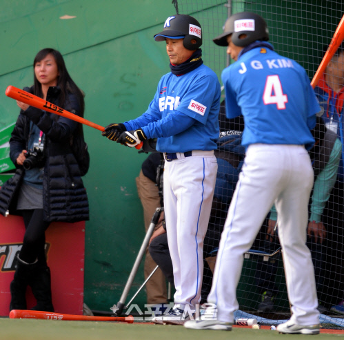 [SS포토]삼성 2루수 레전드 강기웅 '오랜만에 잡아보는 배트 낯설어'