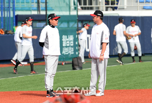 [SS포토]6연승 전략구상 중인 김기태 감독-차명석 코치