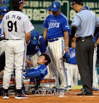 [SS포토] 삼성 배영수, 큰 부상 아니길...