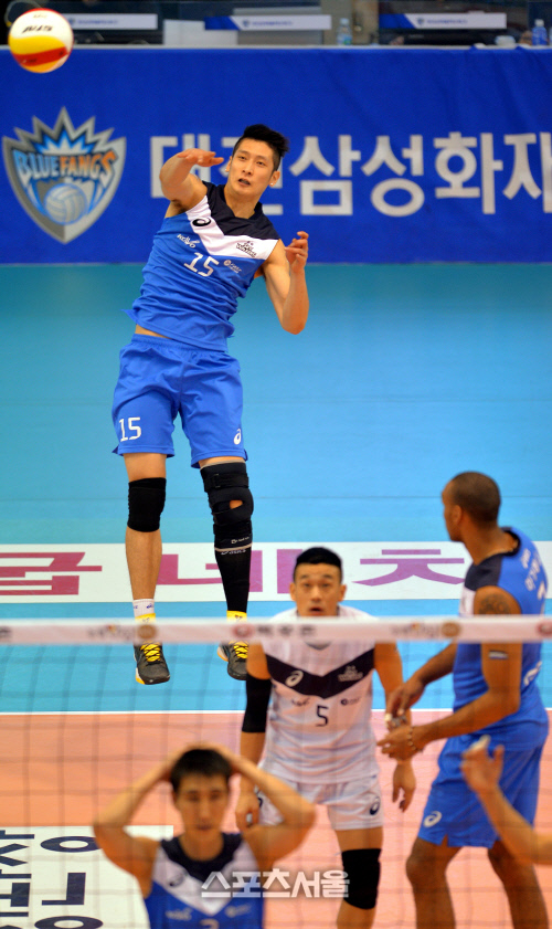 [SS포토]컴백 문성민 '강력한 스파이크서브'