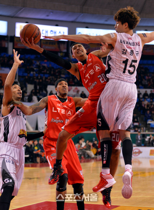 [SS포토]SK 박슬이 '내 팔이 이렇게 짧아!'