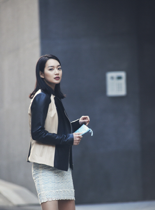 [웰컴]_신민아_화보_같은_근황_공개,_‘각선~