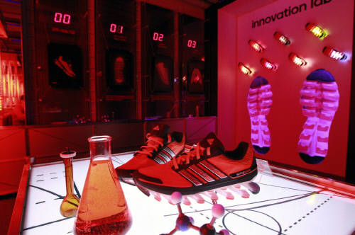 아디다스_팝업스토어_'이노베이션_랩_'_(2)