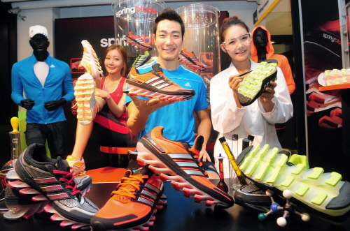 (아디다스)_스프링_블레이드_러닝화_출~