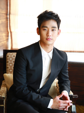 배우 김수현