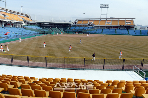 [SS포토] 외야로 응원단상 옮긴 한밭야구장