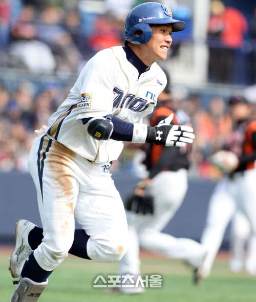 [SS포토]희생번트 댄 NC 이종욱, 이를 악물고!