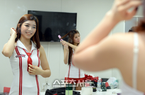 [SS포토] KIA 치어리더 이지은 '예쁘게 잘 매어졌나'