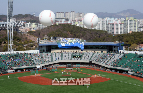 [SS포토]개장 경기 앞둔 울산 문수야구장