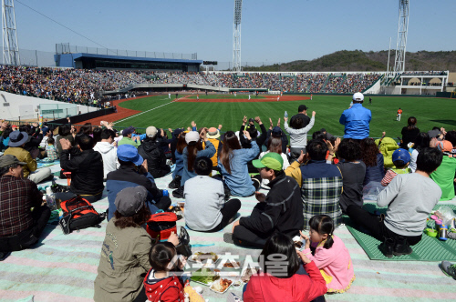 [SS포토]돗자리 편 외야, '와! 홈런이다!'