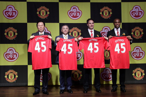 사진3_주오뚜기_회장과_맨유_아시아_사장이_~