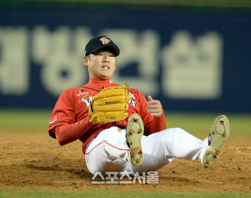 [SS포토] 박희수 '공은 못 잡고 체면만 구겼어'