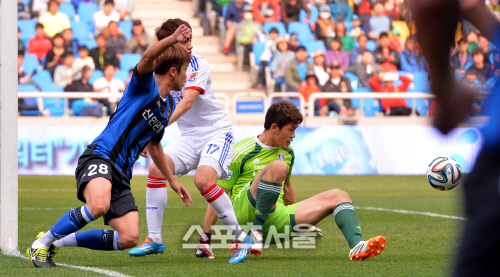[SS포토]볼 막아내는 정성룡 '골을 막았어!'