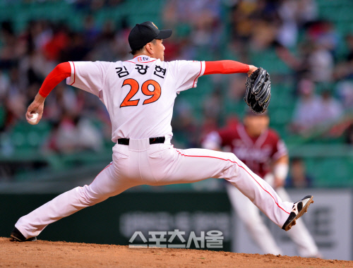 [SS포토]역투펼치는 김광현 '1회초는 잊자!'