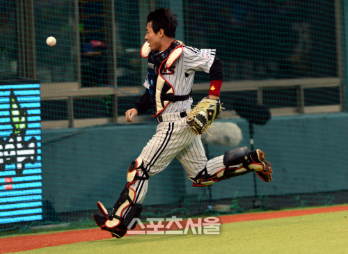 [SS포토] LG 현재윤, 한 발만 빨랐어도!