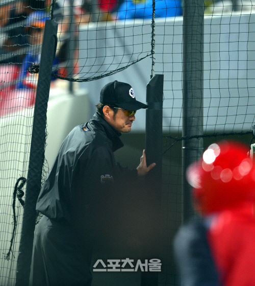 [SS포토]자진 강판하는 나광남 심판