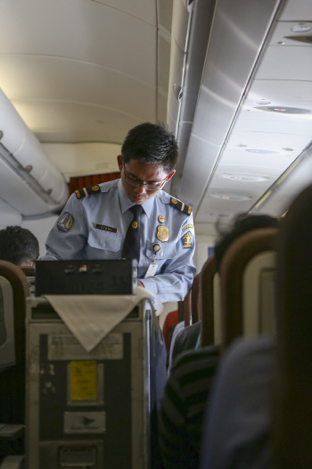 기내입국서비스 이민국직원 1