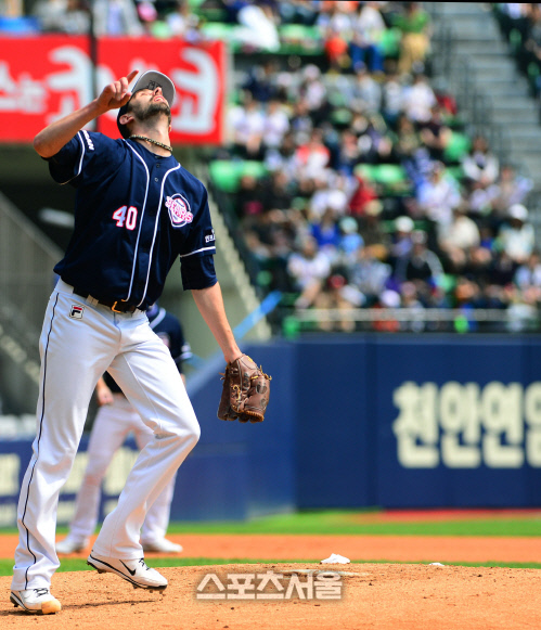[SS포토] 두산 니퍼트, 또 맞았나?