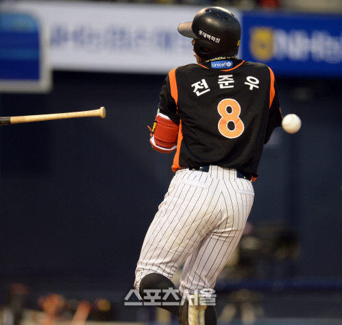 [SS포토] 전준우 '으악~'