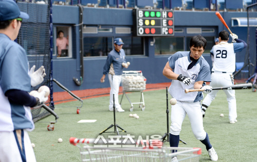 [SS포토] 이종욱 '한 손 타법'