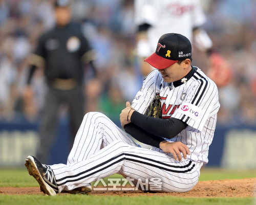 [SS포토] 타구 맞고 쓰러진 임정우