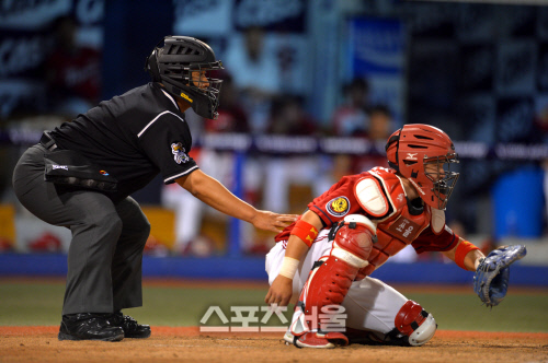 [SS포토]일체형 마스크 쓴 김풍기 주심 '느낌 좋은데'