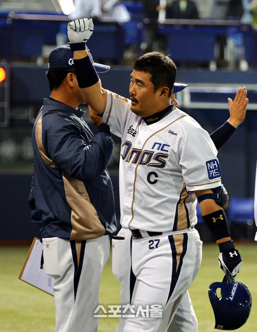 [SS포토]끝내기 이호준 '1500안타에, 홈런에,오늘은 나의 날'