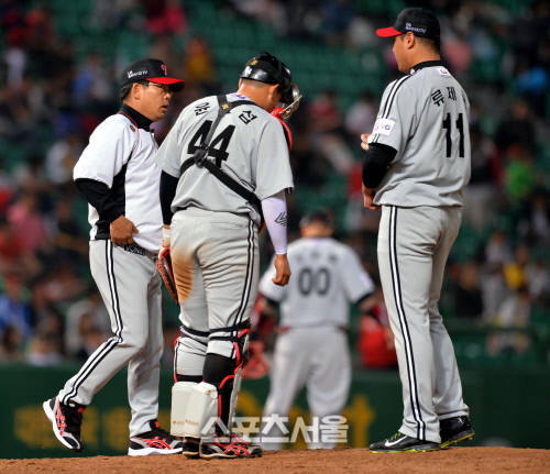 [SS포토]첫승 도전 류제국, 양상문 감독 마운드 올라