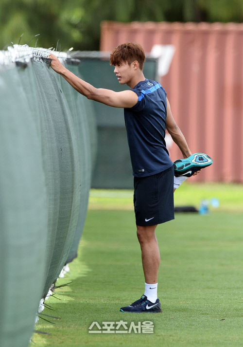 [SS포토]축구화 아닌 운동화 신고 몸푸는 홍정호