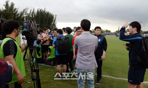 [SS포토]'인터뷰 중단하고 대피하셔야 합니다!'