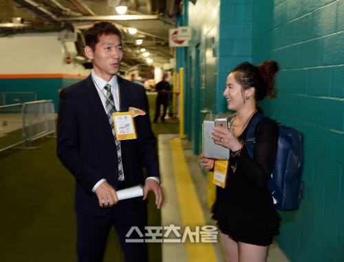 [SS포토]경기장을 찾은 김남일 해설위원과 김보민 아나운서 부부
