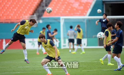 [SS포토]구자철, '내 헤딩은 더 높이!'