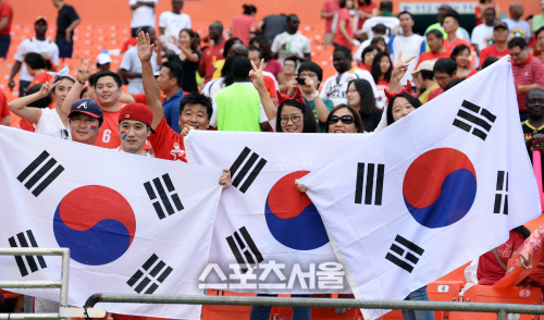 [SS포토]태극기로 응원하는 한국 교민 응원단