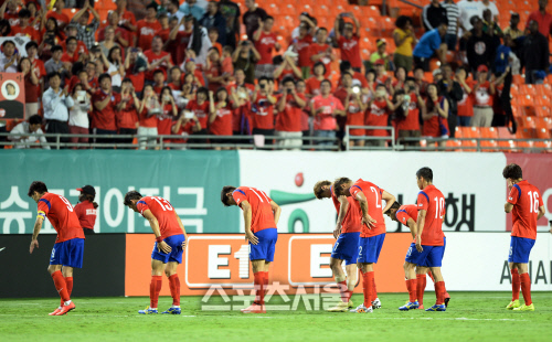 [SS포토]'좋은 경기 못 보여드려 죄송합니다...'