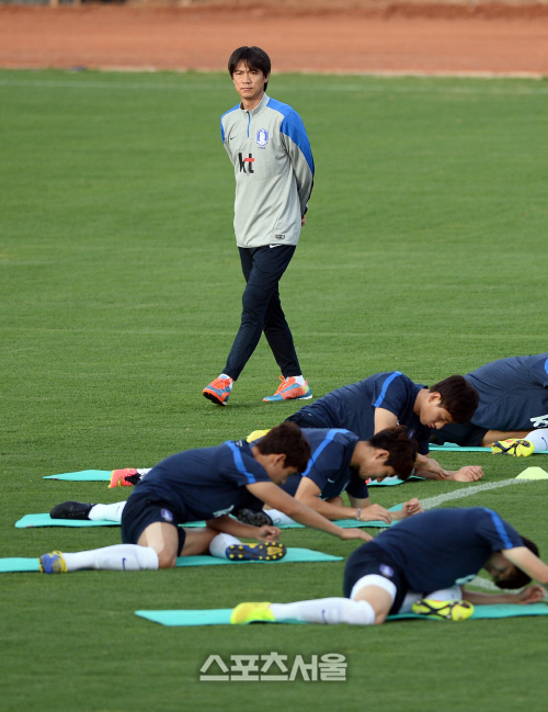 [SS포토]러시아전 준비하는 홍명보 감독, '해법을 찾아야 하는데...'