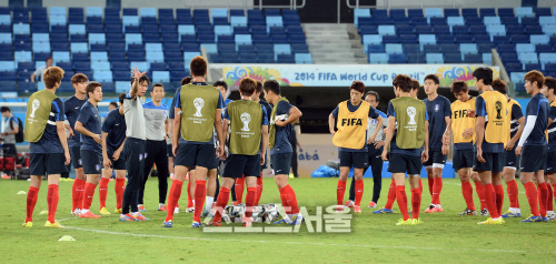 [SS포토]홍명보 감독, '자! 이제 각자 위치로!'