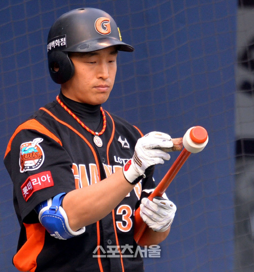 [SS포토]배트에 테이핑한 손아섭 '맹타의 비결이죠!'