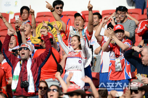 [SS포토]무한도전 팀과 함께 응원하는 손예진