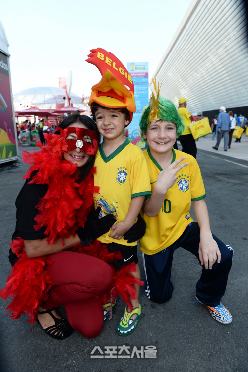 [SS포토]어색한 웃음의 브라질 팬