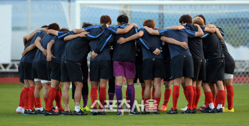 [SS포토]어깨동무한 대표팀, '기적을 만들어보자!'