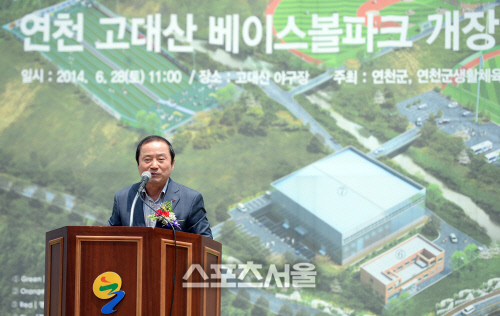 [SS포토] 김규선 연천군수 '베이스볼파크 개장합니다'