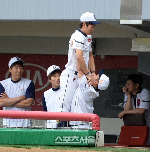 [SS포토] 정수빈 '키 컸으면 키 컸으면'