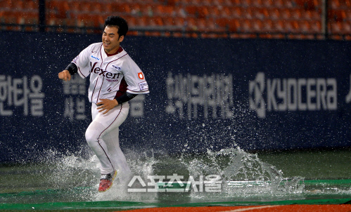 [SS포토]강우콜드승 세리머니 나선 문우람 '3루에 함정이
