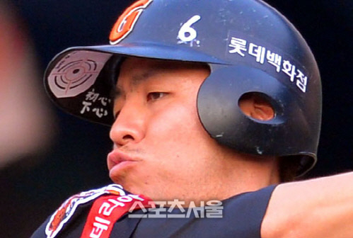 [SS포토]강민호 헬맷 속 눈길 끄는 문구 '너무 내려놨나?'